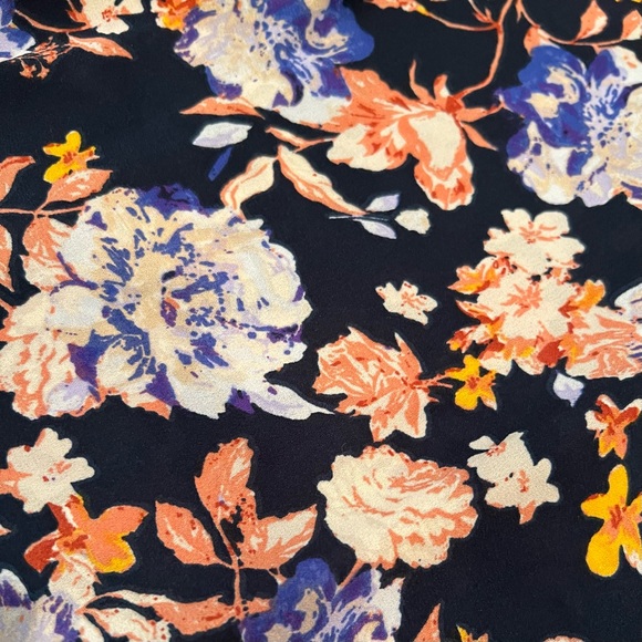 NWOT - MAURICES Dark Navy Floral Dressy V-Neck Sleeveless Top in Size M - Picture 9 of 9